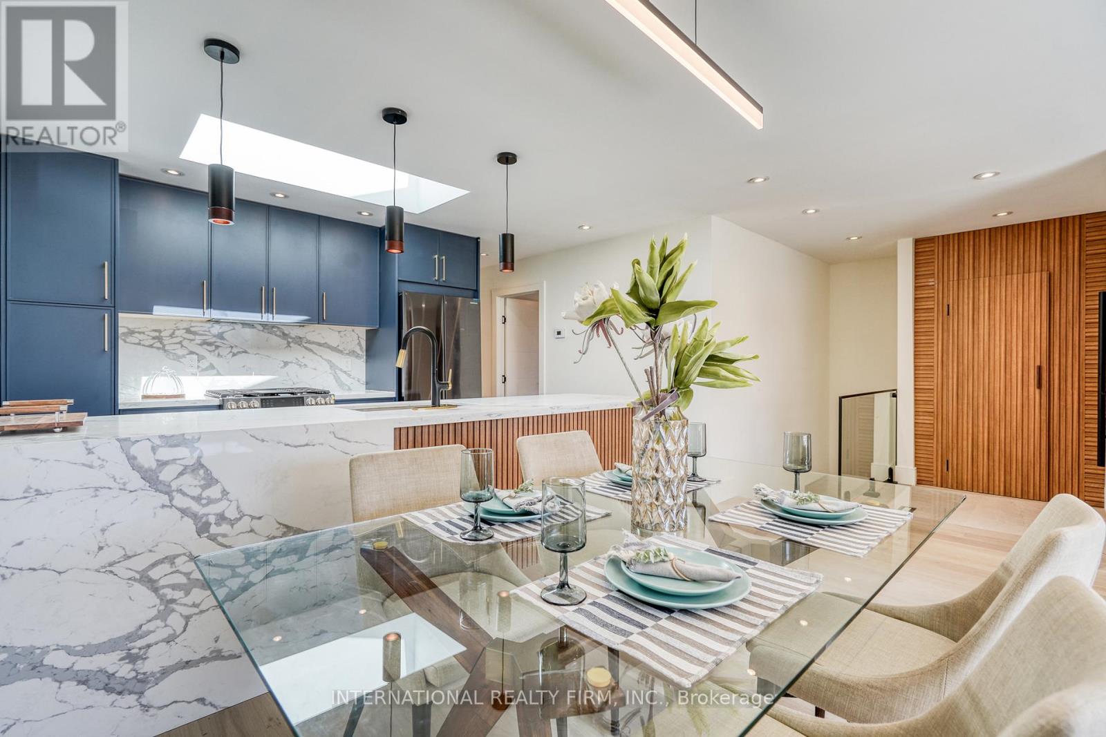 16 Paragon Road, Toronto (Kingsview Village-The Westway), Ontario  M9R 1J5 - Photo 5 - W12767896