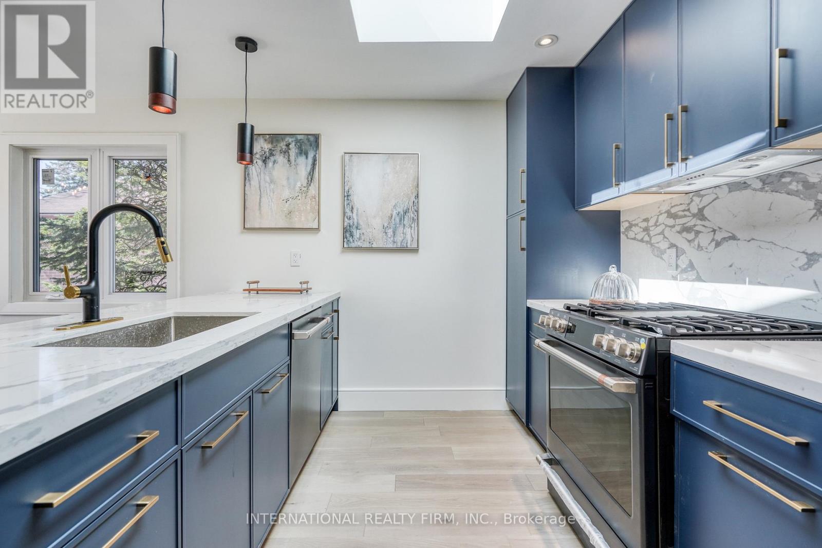 16 Paragon Road, Toronto (Kingsview Village-The Westway), Ontario  M9R 1J5 - Photo 7 - W12767896