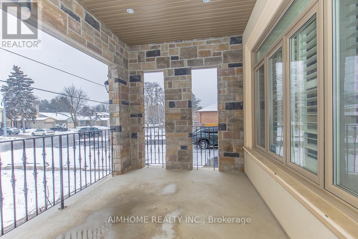 220 Weldrick Road W, Richmond Hill, Ontario  L4C 3V3 - Photo 4 - N12863896