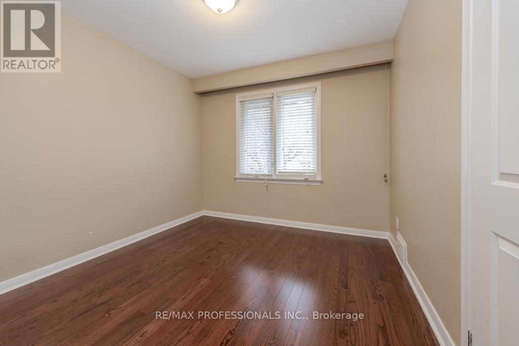 143 Treeview Drive, Toronto, Ontario  M8W 4C4 - Photo 10 - W12863846