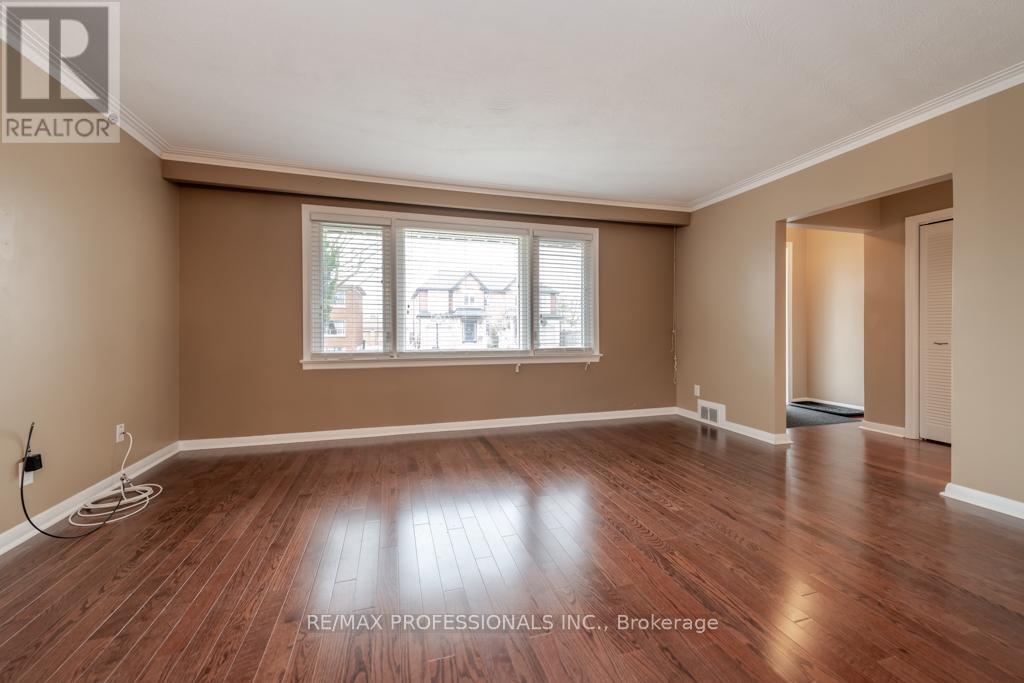 143 Treeview Drive, Toronto, Ontario  M8W 4C4 - Photo 3 - W12863846