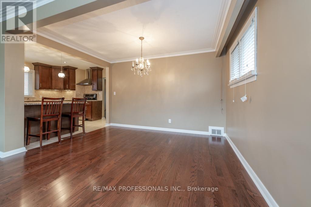143 Treeview Drive, Toronto, Ontario  M8W 4C4 - Photo 4 - W12863846