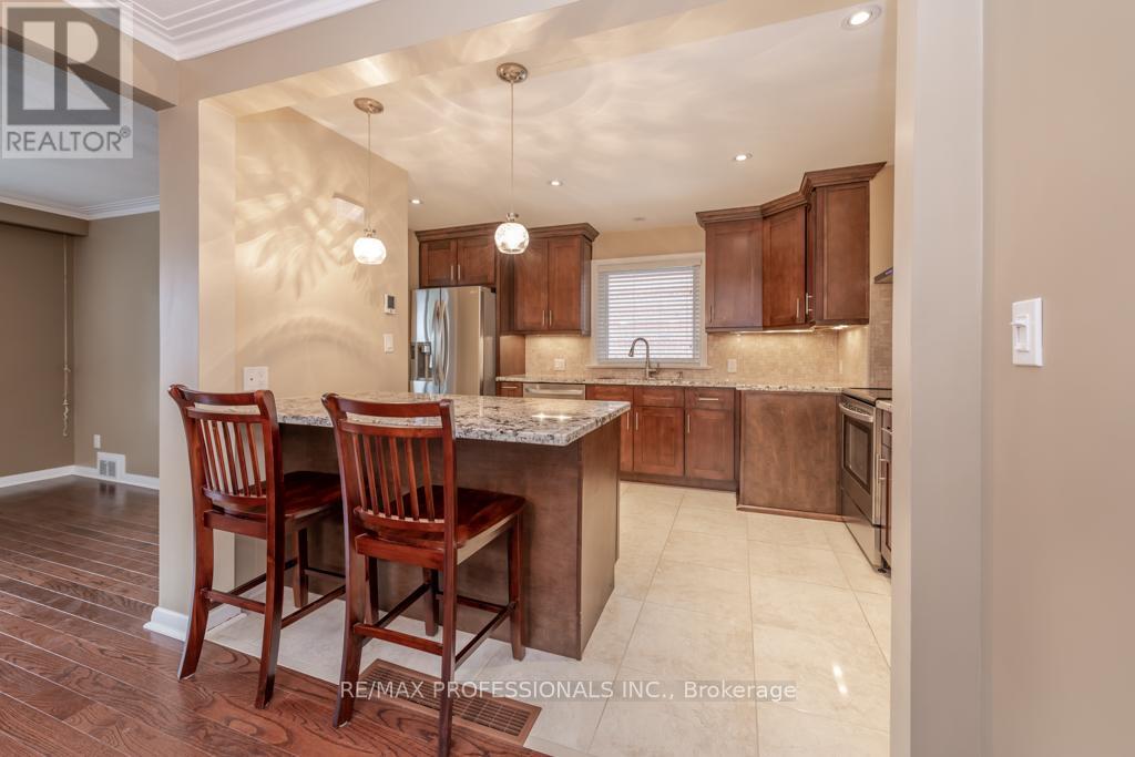 143 Treeview Drive, Toronto, Ontario  M8W 4C4 - Photo 6 - W12863846