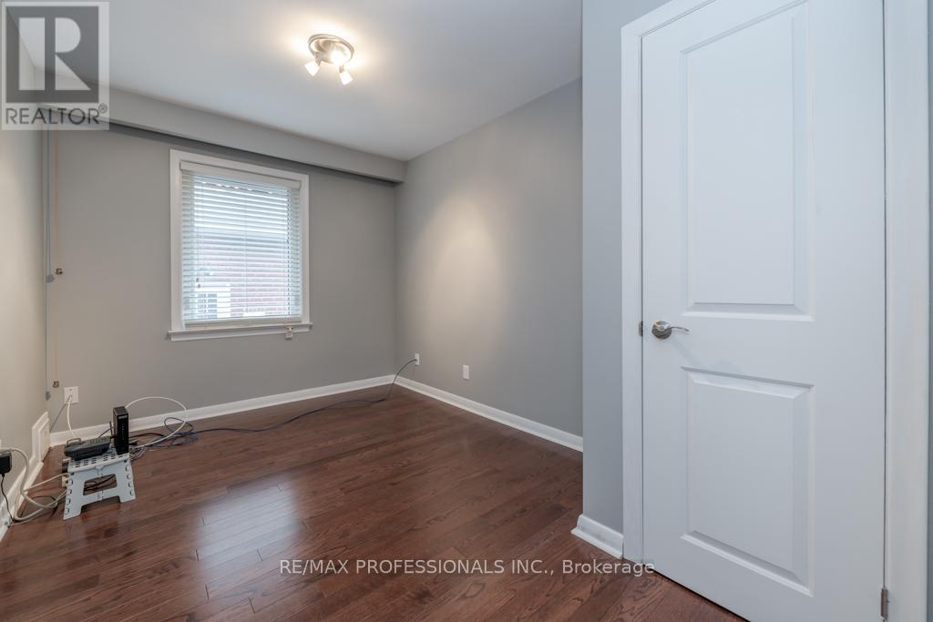 143 Treeview Drive, Toronto, Ontario  M8W 4C4 - Photo 8 - W12863846