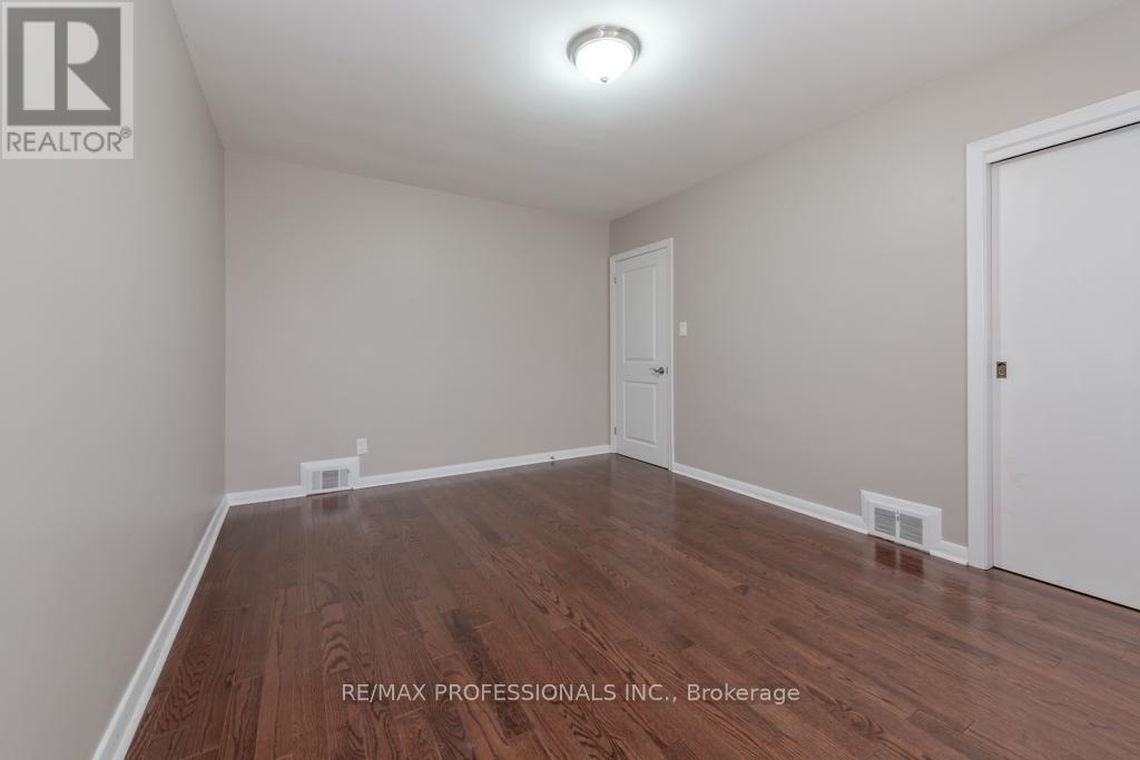 143 Treeview Drive, Toronto, Ontario  M8W 4C4 - Photo 9 - W12863846