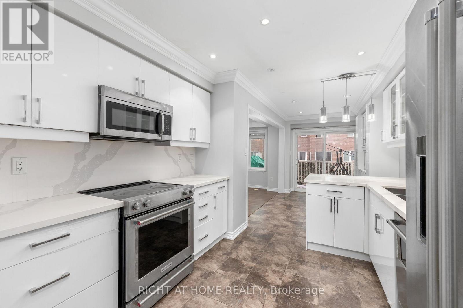 260 Ellen Davidson Drive, Oakville, Ontario  L6M 0V2 - Photo 10 - W12863868