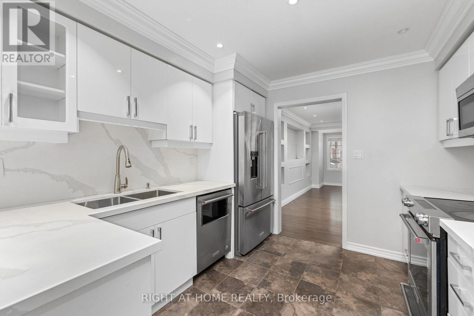 260 Ellen Davidson Drive, Oakville, Ontario  L6M 0V2 - Photo 12 - W12863868