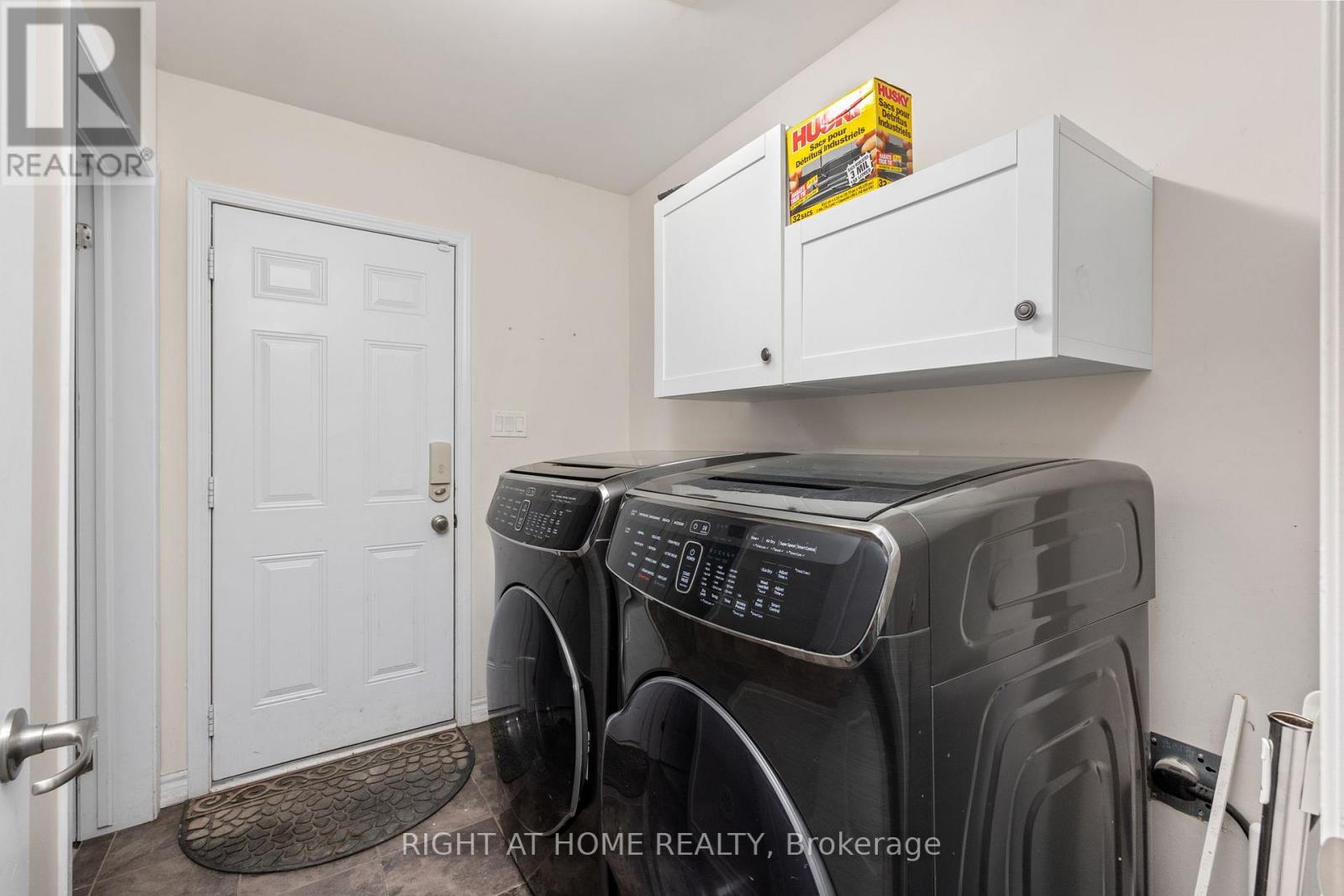 260 Ellen Davidson Drive, Oakville, Ontario  L6M 0V2 - Photo 8 - W12863868