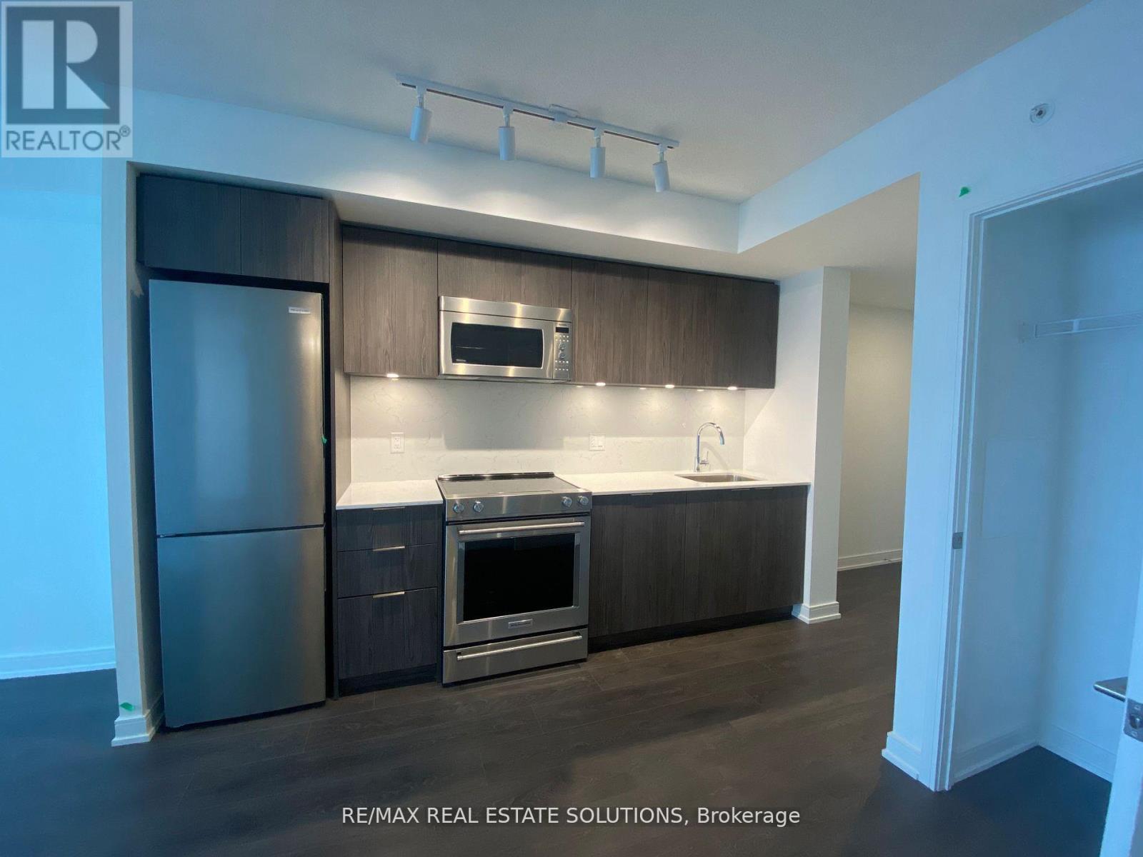 1611 - 30 Samuel Wood Way, Toronto, Ontario  M9B 0C9 - Photo 4 - W12863920