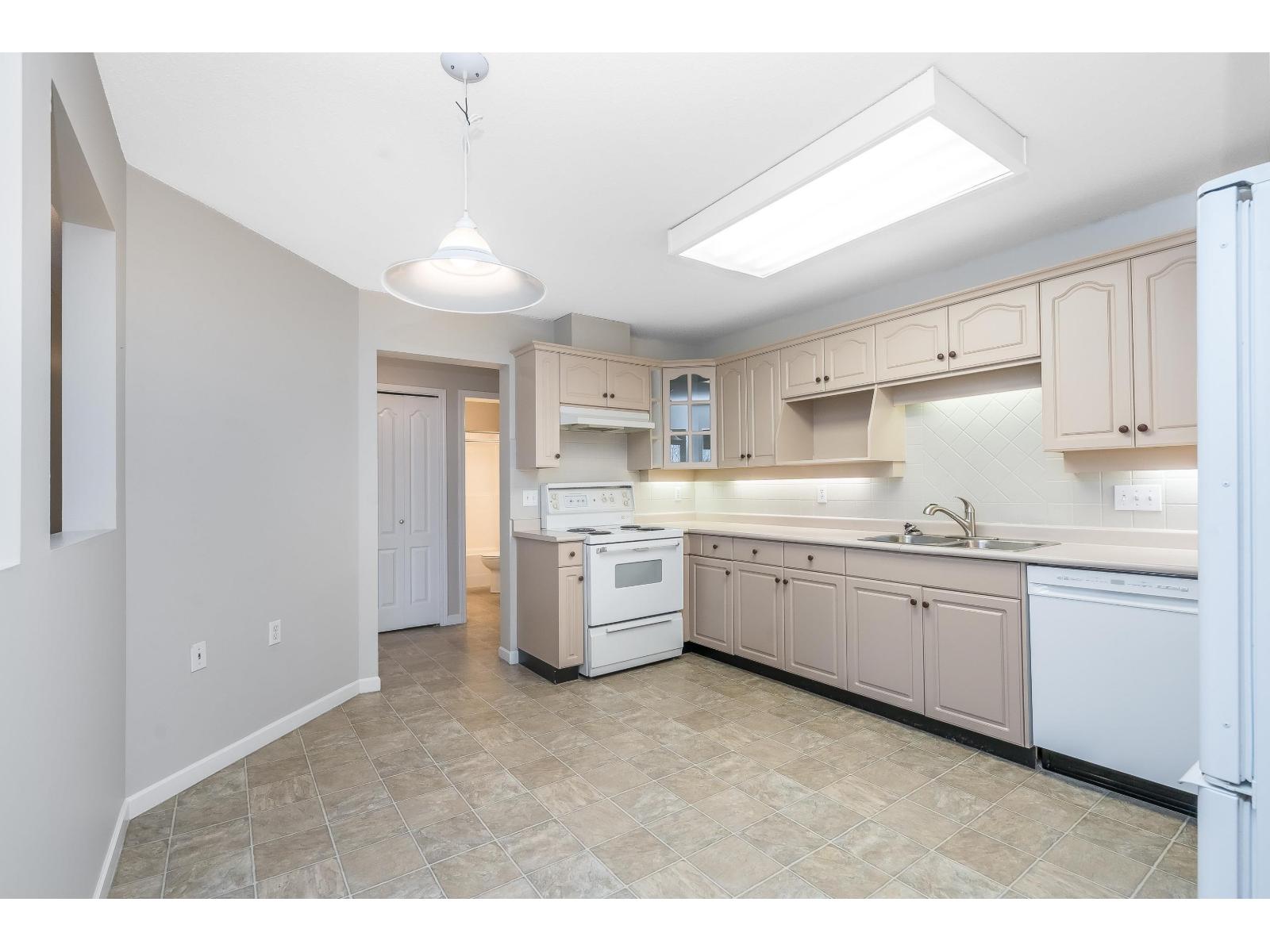 301 17740 58a Avenue, Surrey, British Columbia  V3S 8M5 - Photo 9 - R3097250