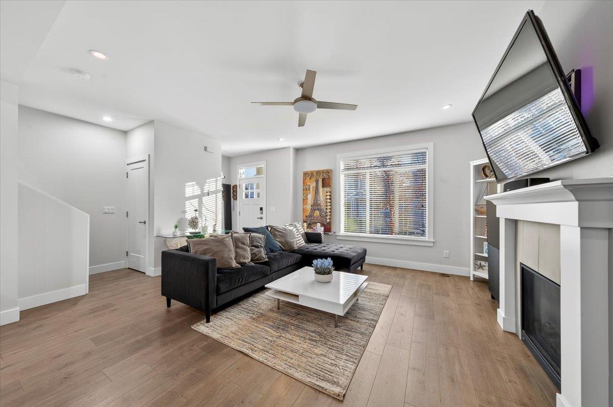 32579 Ross Drive, Mission, British Columbia  V2V 0G4 - Photo 3 - R3097541