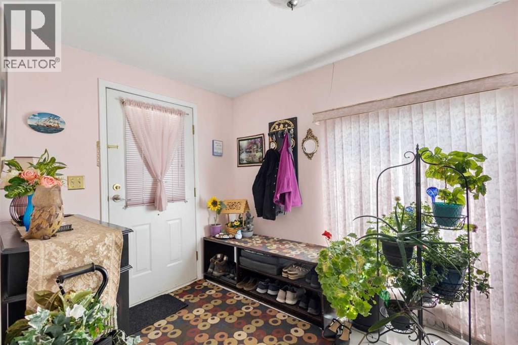 4718 College Avenue, Lacombe, Alberta  T4L 1Z1 - Photo 3 - A2213994