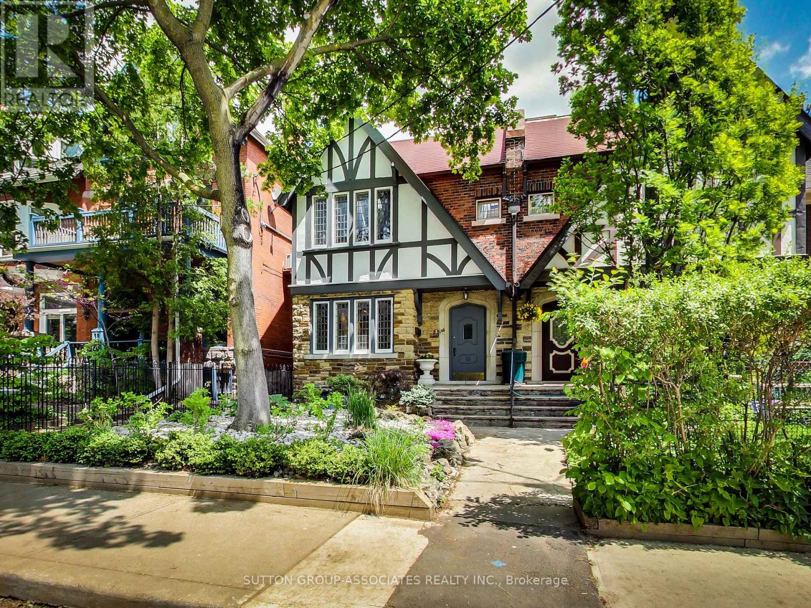 MAIN FL - 125 WALMER ROAD, Toronto, Ontario