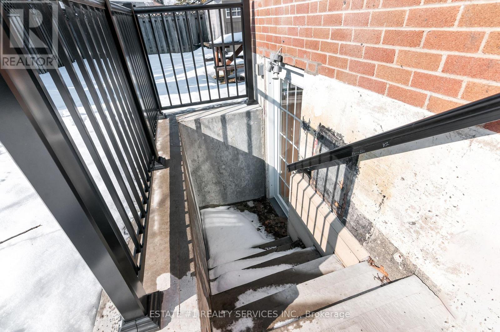 116 Addington Crescent, Brampton, Ontario  L6T 2R5 - Photo 7 - W12825450