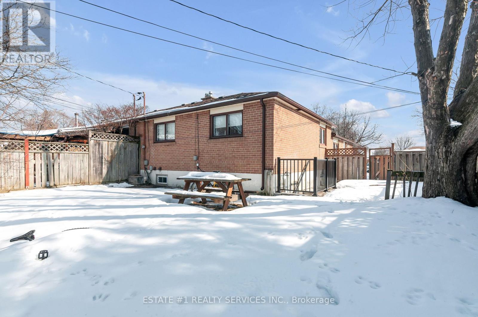 116 Addington Crescent, Brampton, Ontario  L6T 2R5 - Photo 4 - W12825450