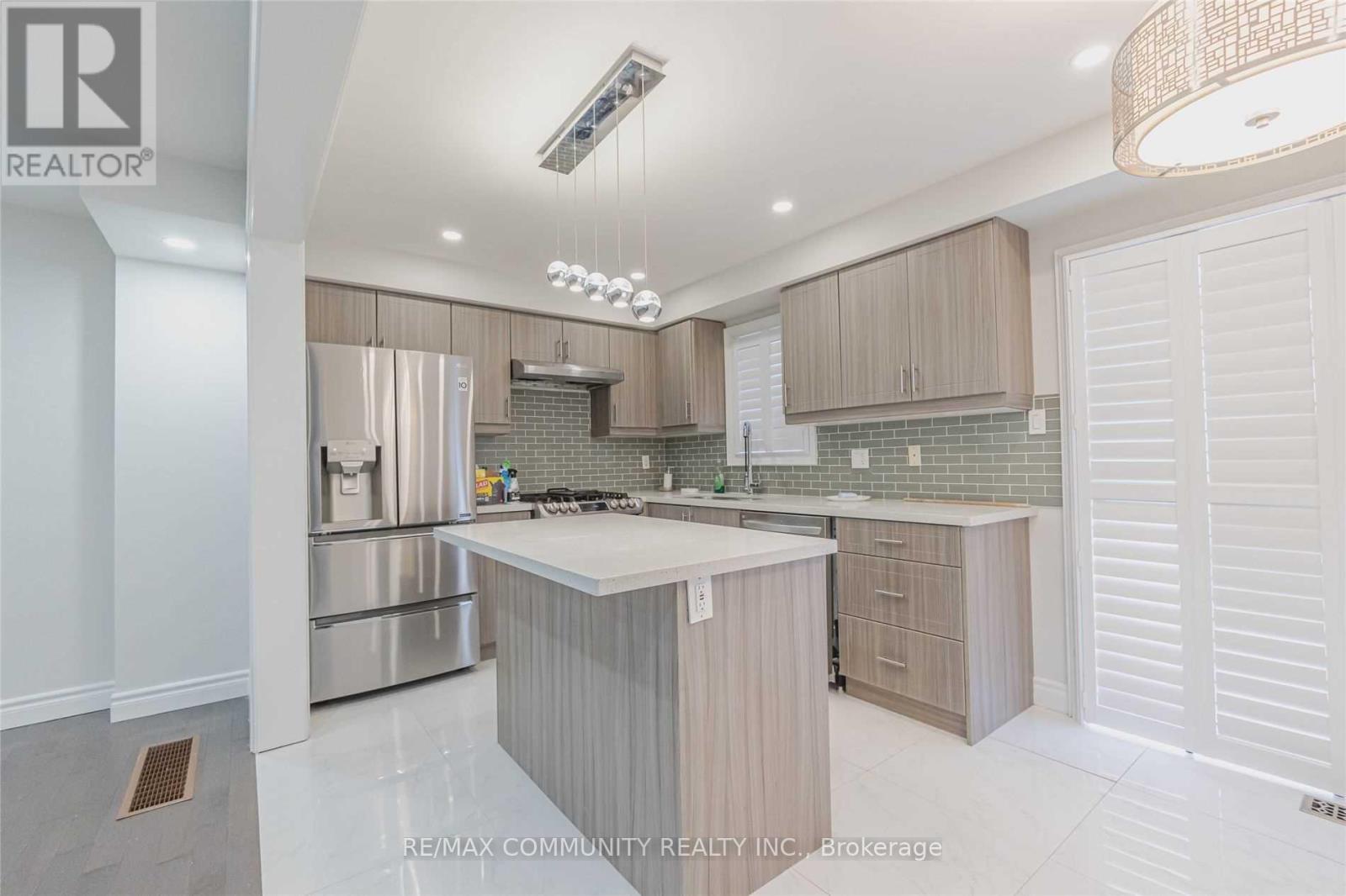 55 Longueuil Place, Whitby, Ontario  L1R 3G9 - Photo 6 - E12864054