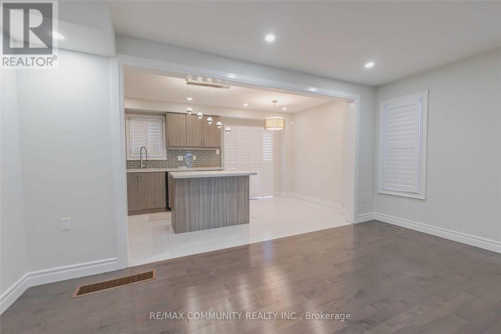 55 Longueuil Place, Whitby, Ontario  L1R 3G9 - Photo 7 - E12864054