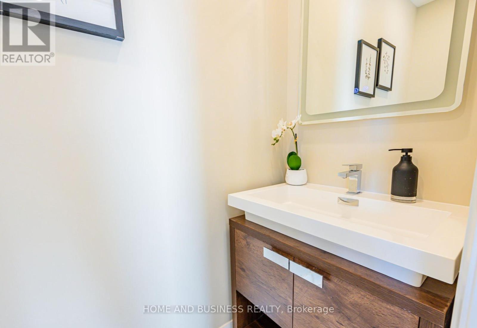 1326 Meredith Avenue, Mississauga, Ontario  L5E 2E7 - Photo 12 - W12864000