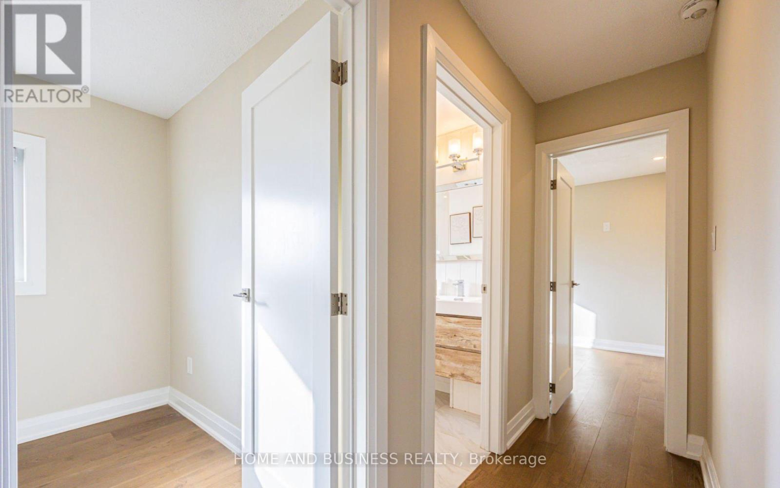 1326 Meredith Avenue, Mississauga, Ontario  L5E 2E7 - Photo 14 - W12864000