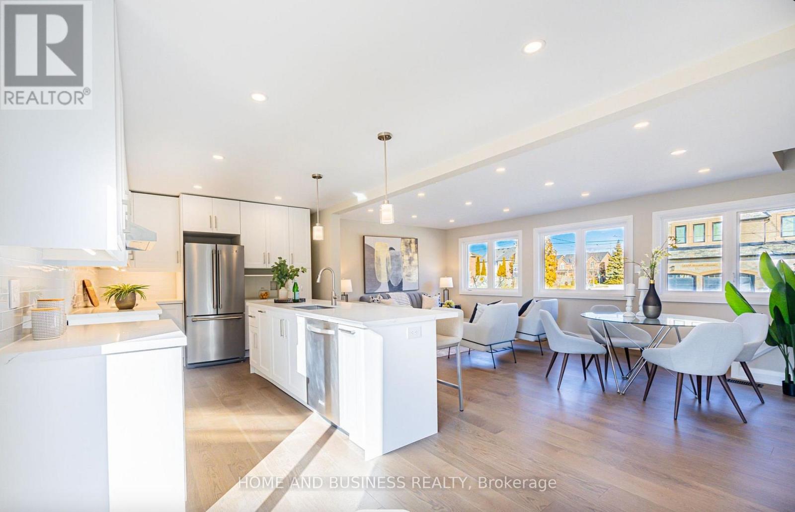 1326 Meredith Avenue, Mississauga, Ontario  L5E 2E7 - Photo 2 - W12864000