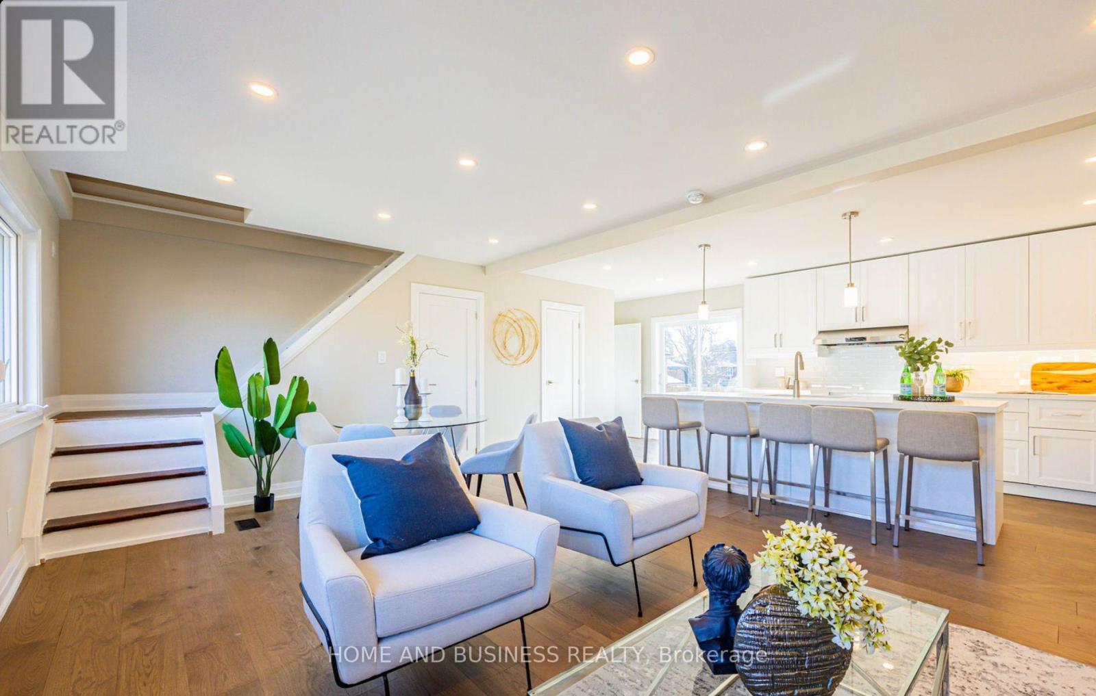 1326 Meredith Avenue, Mississauga, Ontario  L5E 2E7 - Photo 4 - W12864000