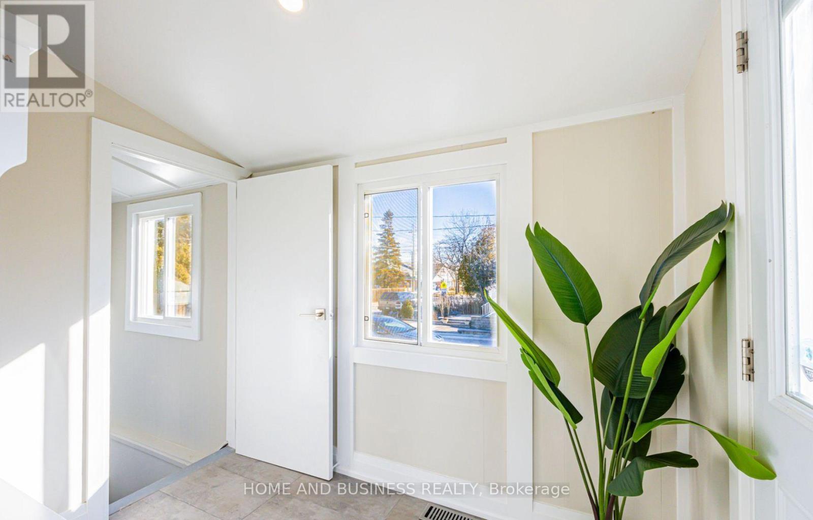 1326 Meredith Avenue, Mississauga, Ontario  L5E 2E7 - Photo 9 - W12864000