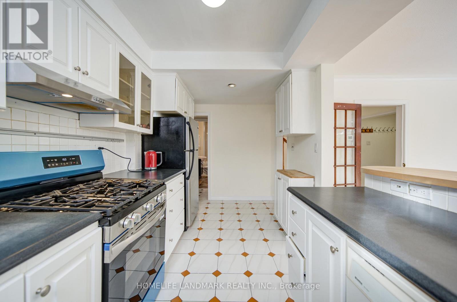 880 Shaw Street, Toronto, Ontario  M6G 3M2 - Photo 17 - W12864048