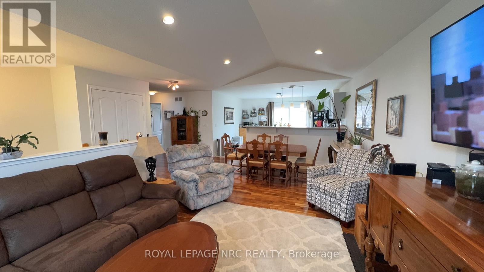 63 Jackson Court E, Welland, Ontario  L3C 7G4 - Photo 2 - X12864098