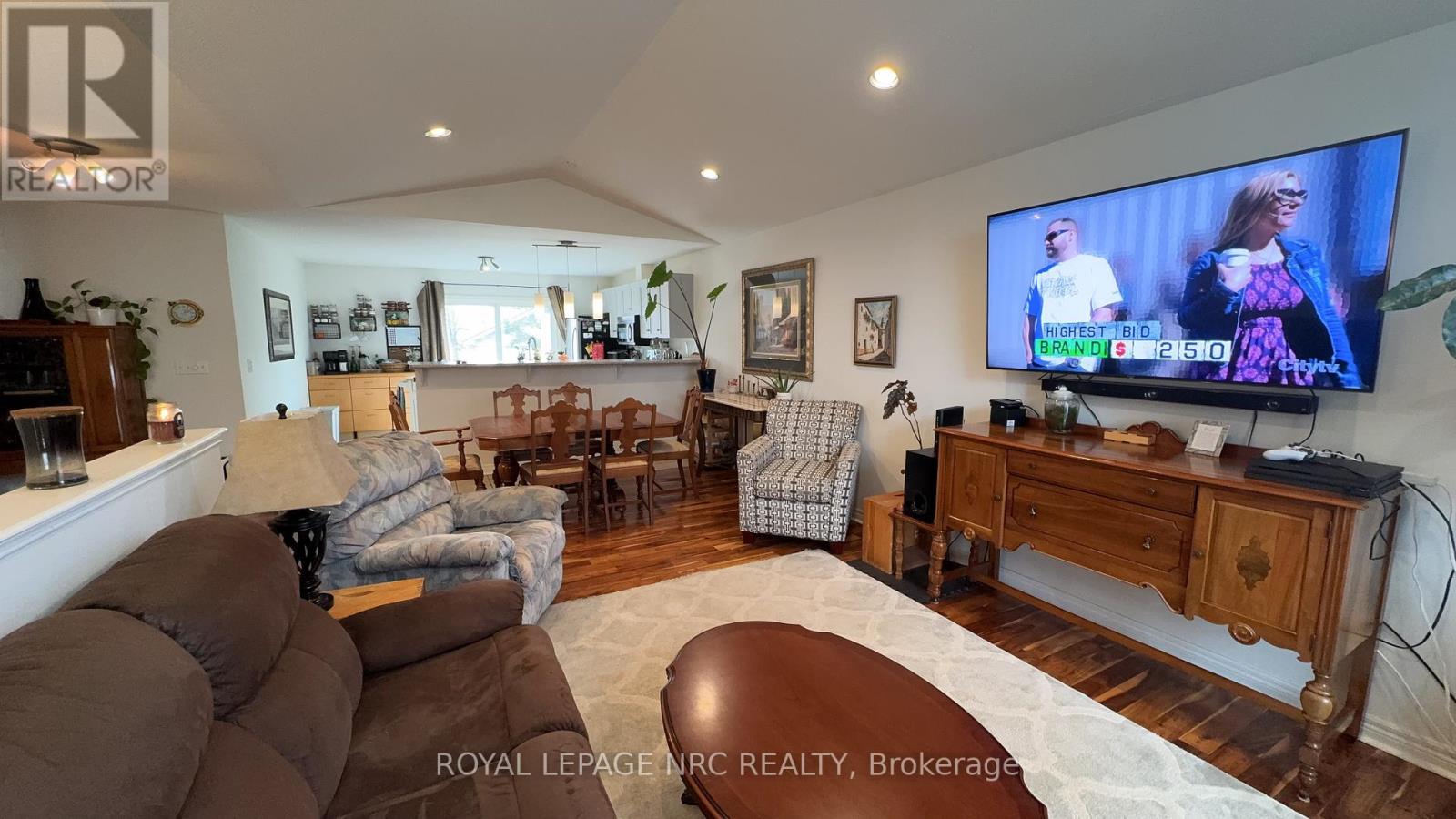 63 Jackson Court E, Welland, Ontario  L3C 7G4 - Photo 3 - X12864098