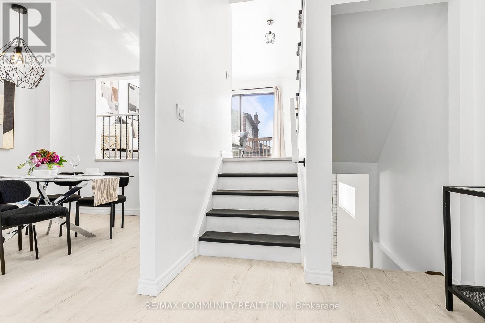 42 Kay Drive, Toronto, Ontario  M9V 4V6 - Photo 11 - W12864068