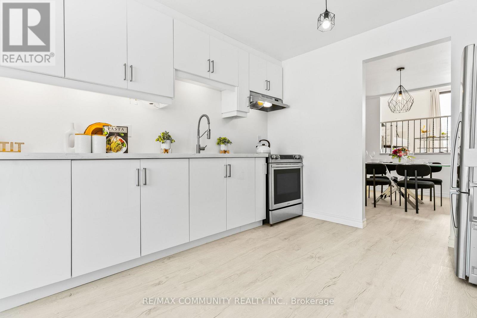 42 Kay Drive, Toronto, Ontario  M9V 4V6 - Photo 5 - W12864068