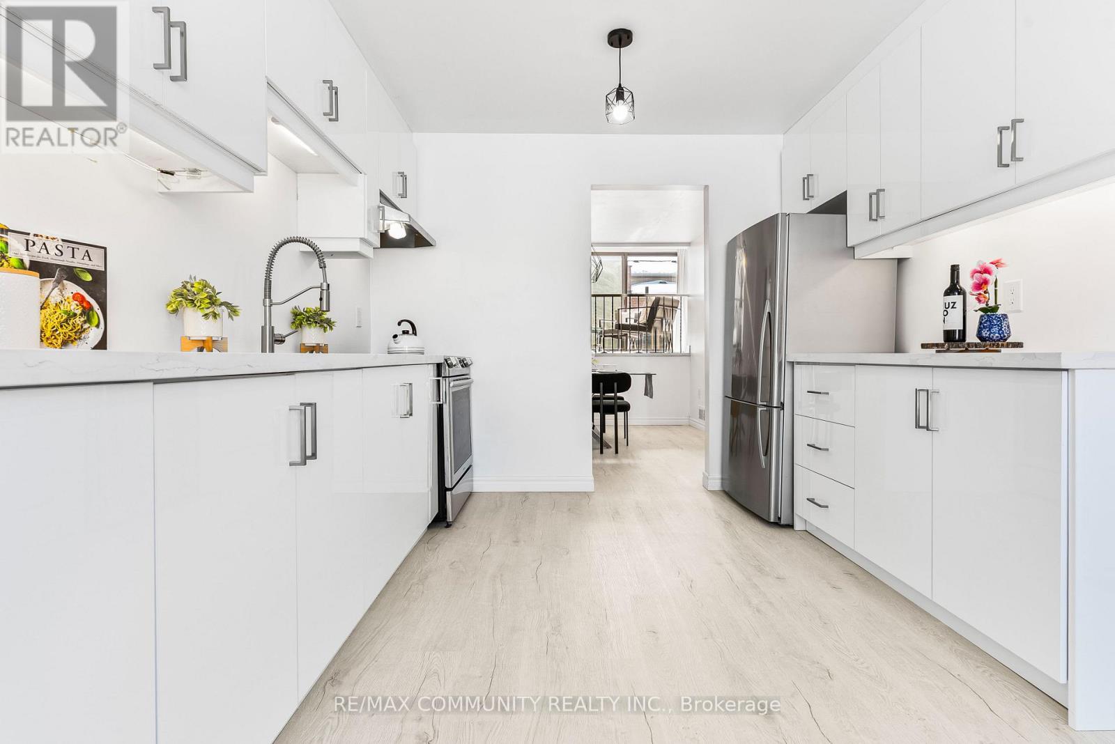 42 Kay Drive, Toronto, Ontario  M9V 4V6 - Photo 7 - W12864068