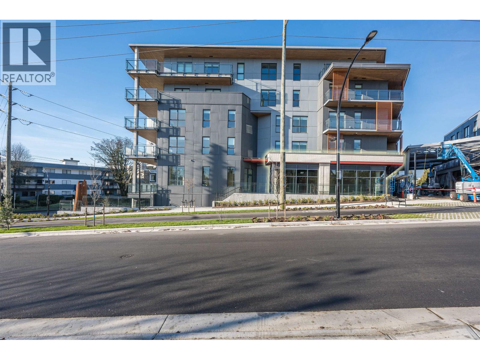 257 422 E 3rd Street, North Vancouver, British Columbia  V7L 0K1 - Photo 2 - C8076831