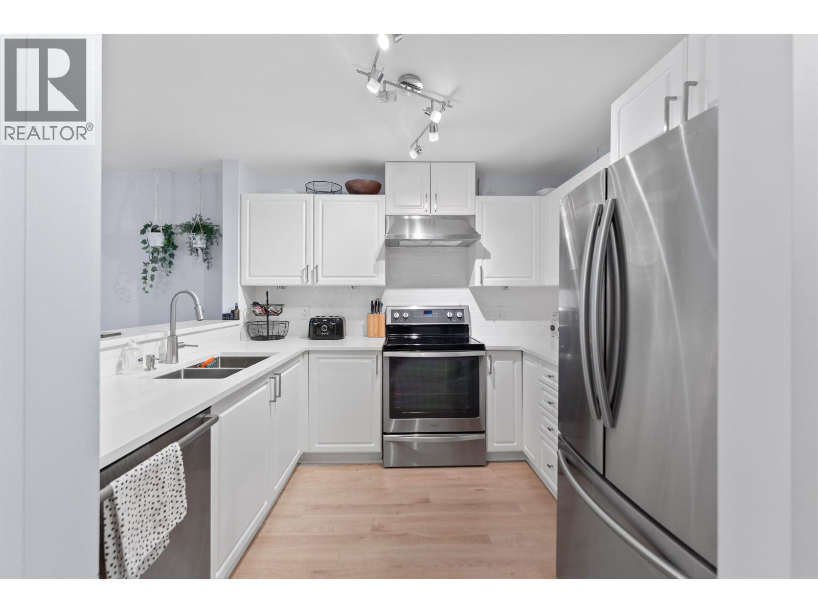 304 137 W 17th Street, North Vancouver, British Columbia  V7M 1V5 - Photo 3 - R3097314