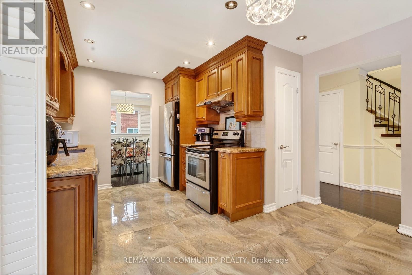 27 Pugsley Avenue, Richmond Hill, Ontario  L4C 8V2 - Photo 12 - N12721962