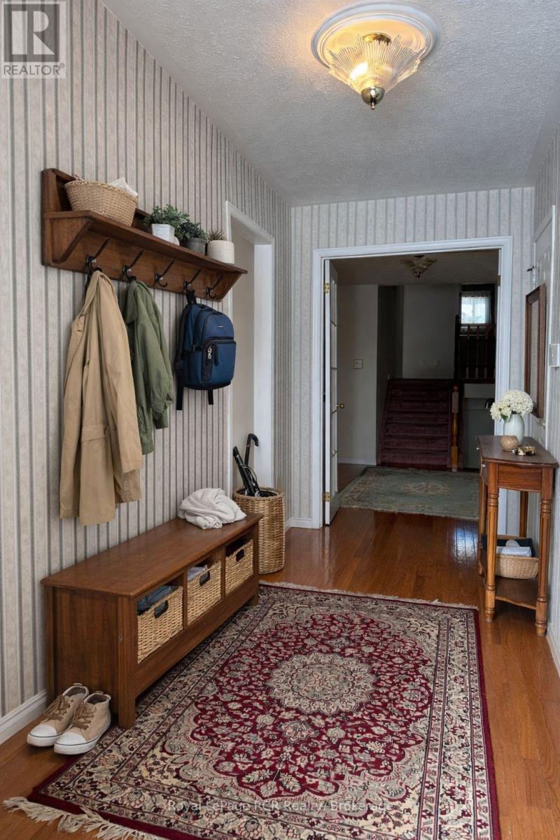 218 4th Street Crescent, Hanover, Ontario  N4N 3S2 - Photo 4 - X12467712