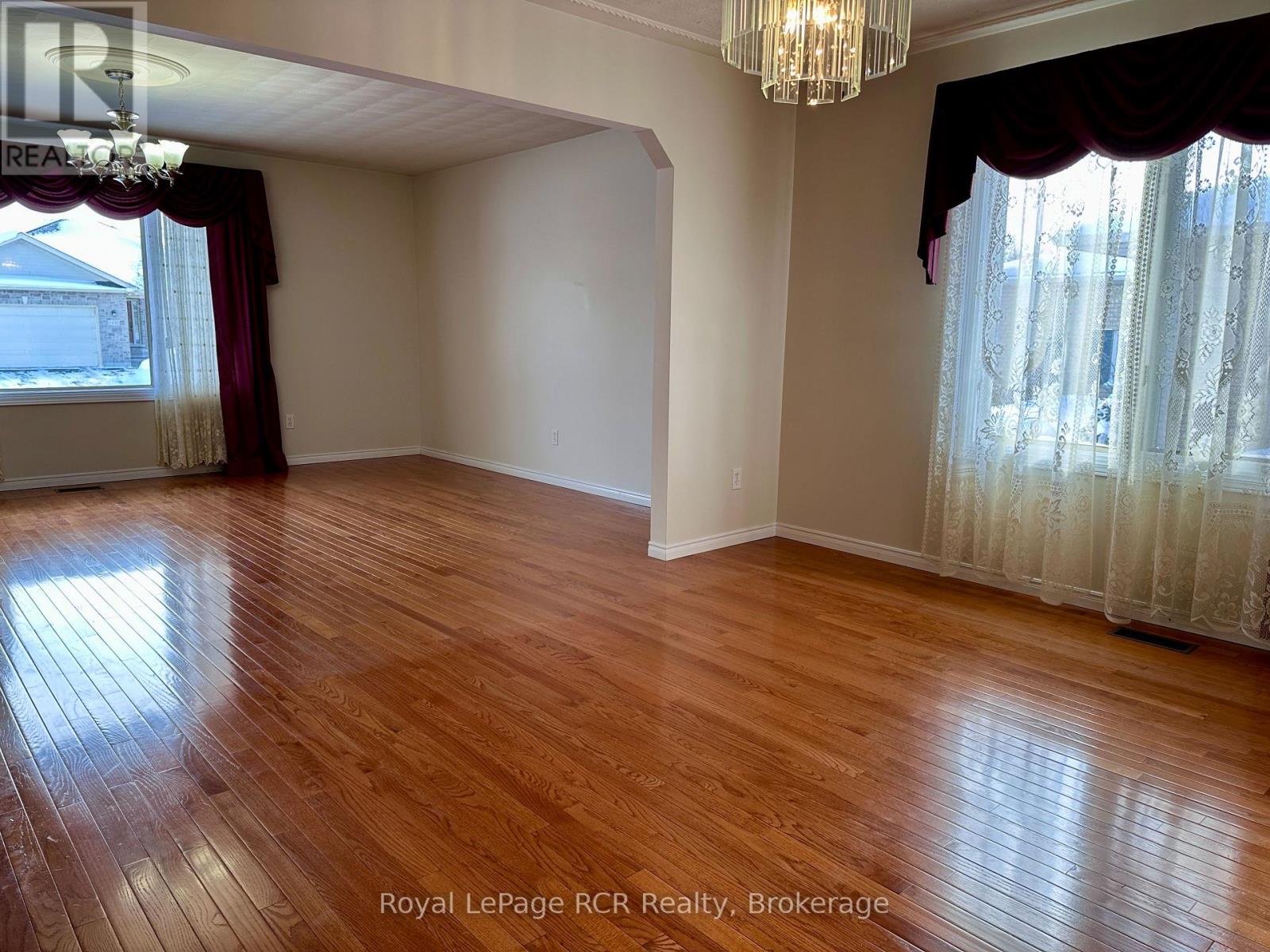 218 4th Street Crescent, Hanover, Ontario  N4N 3S2 - Photo 9 - X12467712