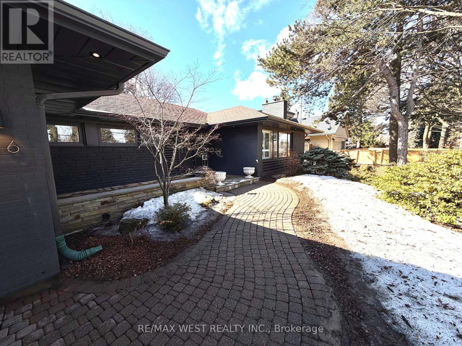 416 The Kingsway, Toronto, Ontario  M9A 3V9 - Photo 5 - W12858548