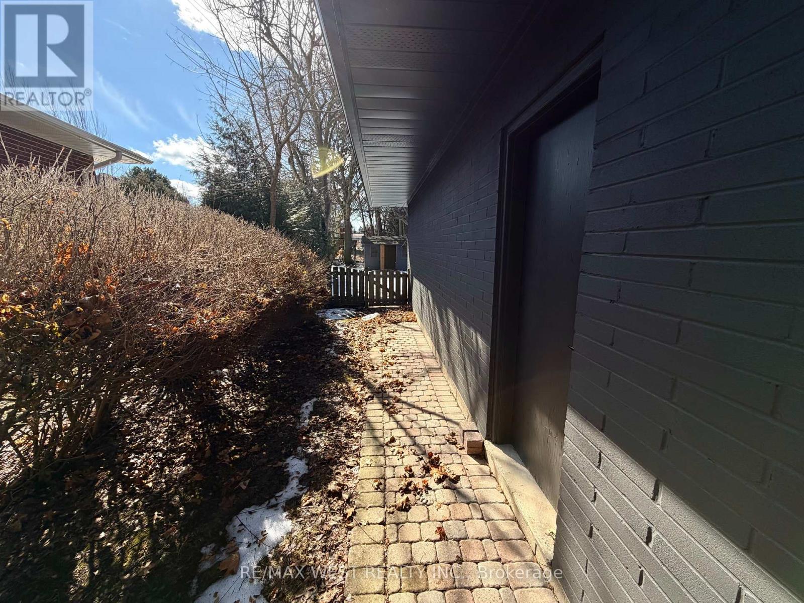 416 The Kingsway, Toronto, Ontario  M9A 3V9 - Photo 8 - W12858548