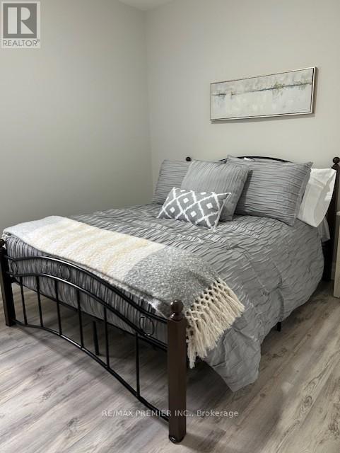 235 Louis Drive, Mississauga, Ontario  L5B 1Z1 - Photo 4 - W12864176