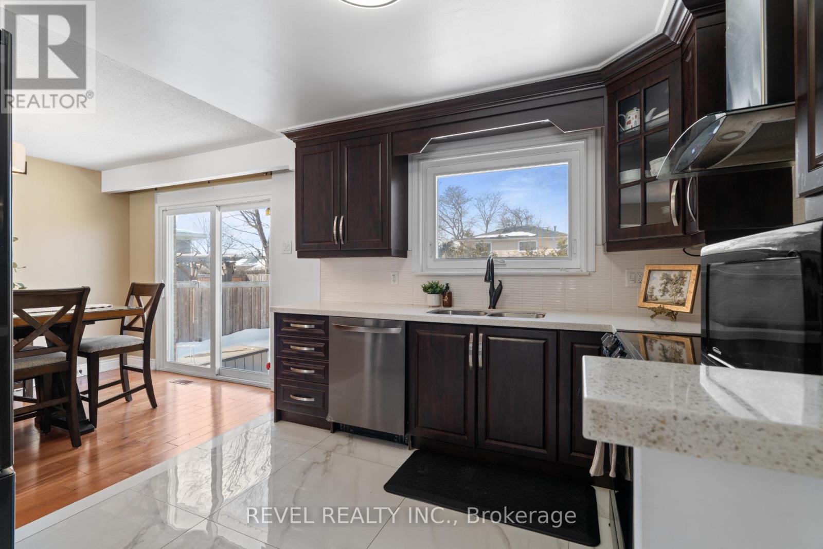 37 Ferndale Crescent, Brampton, Ontario  L6W 1G1 - Photo 9 - W12822852