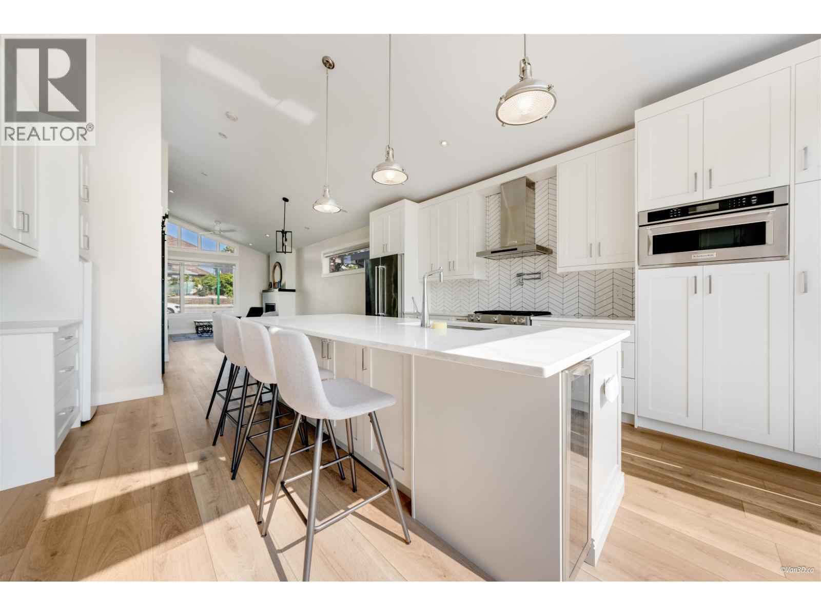 8008 13th Avenue, Burnaby, British Columbia  V3N 2G2 - Photo 9 - R3094643