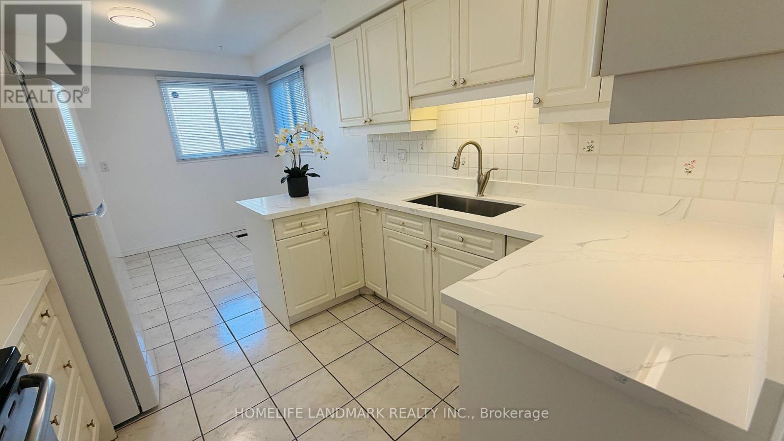 117 Clansman Boulevard, Toronto, Ontario  M2H 1Y2 - Photo 5 - C12677050