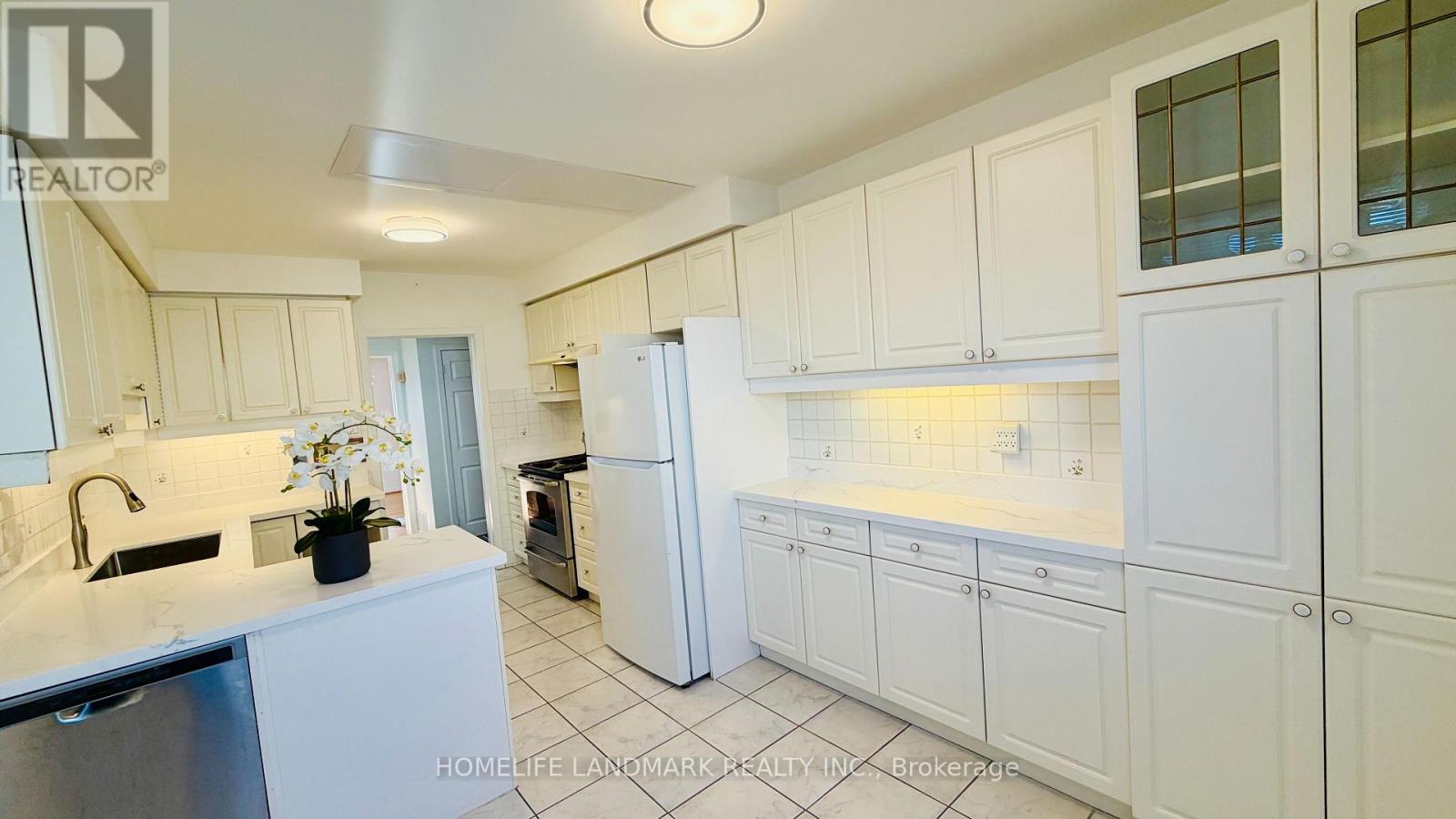 117 Clansman Boulevard, Toronto, Ontario  M2H 1Y2 - Photo 6 - C12677050