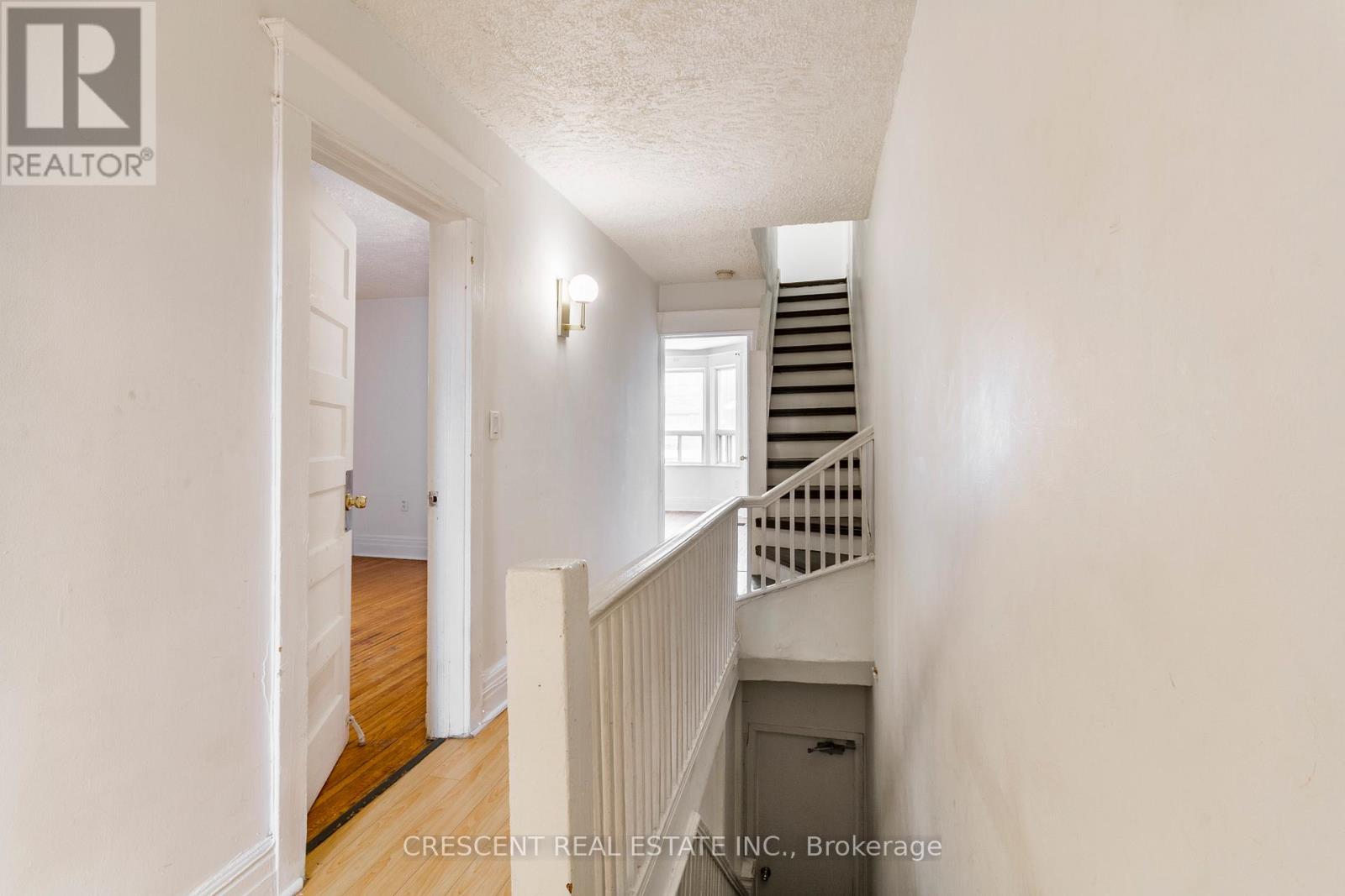 Upper - 1057 Davenport Road, Toronto, Ontario  M6G 2C2 - Photo 2 - C12800456