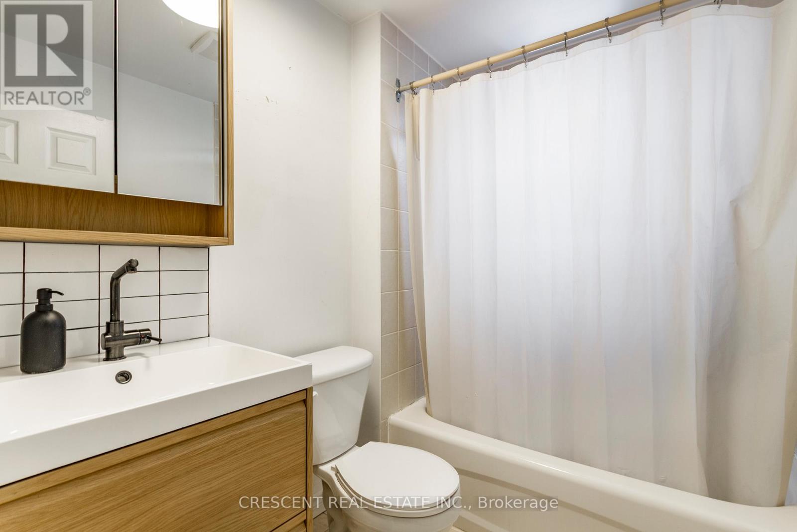 Upper - 1057 Davenport Road, Toronto, Ontario  M6G 2C2 - Photo 8 - C12800456