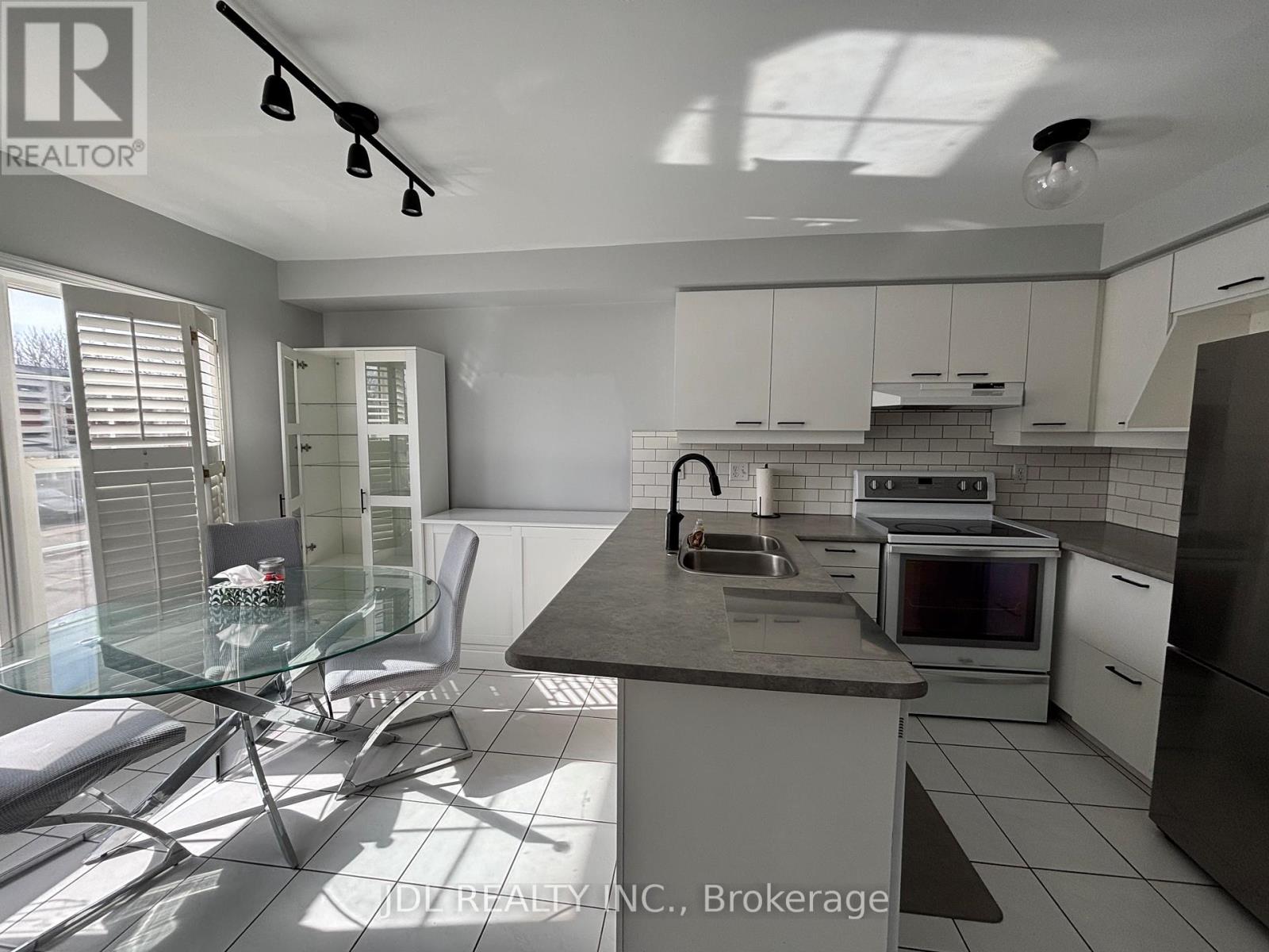 557 Bondi Avenue, Newmarket, Ontario  L3Y 8R5 - Photo 6 - N12864230