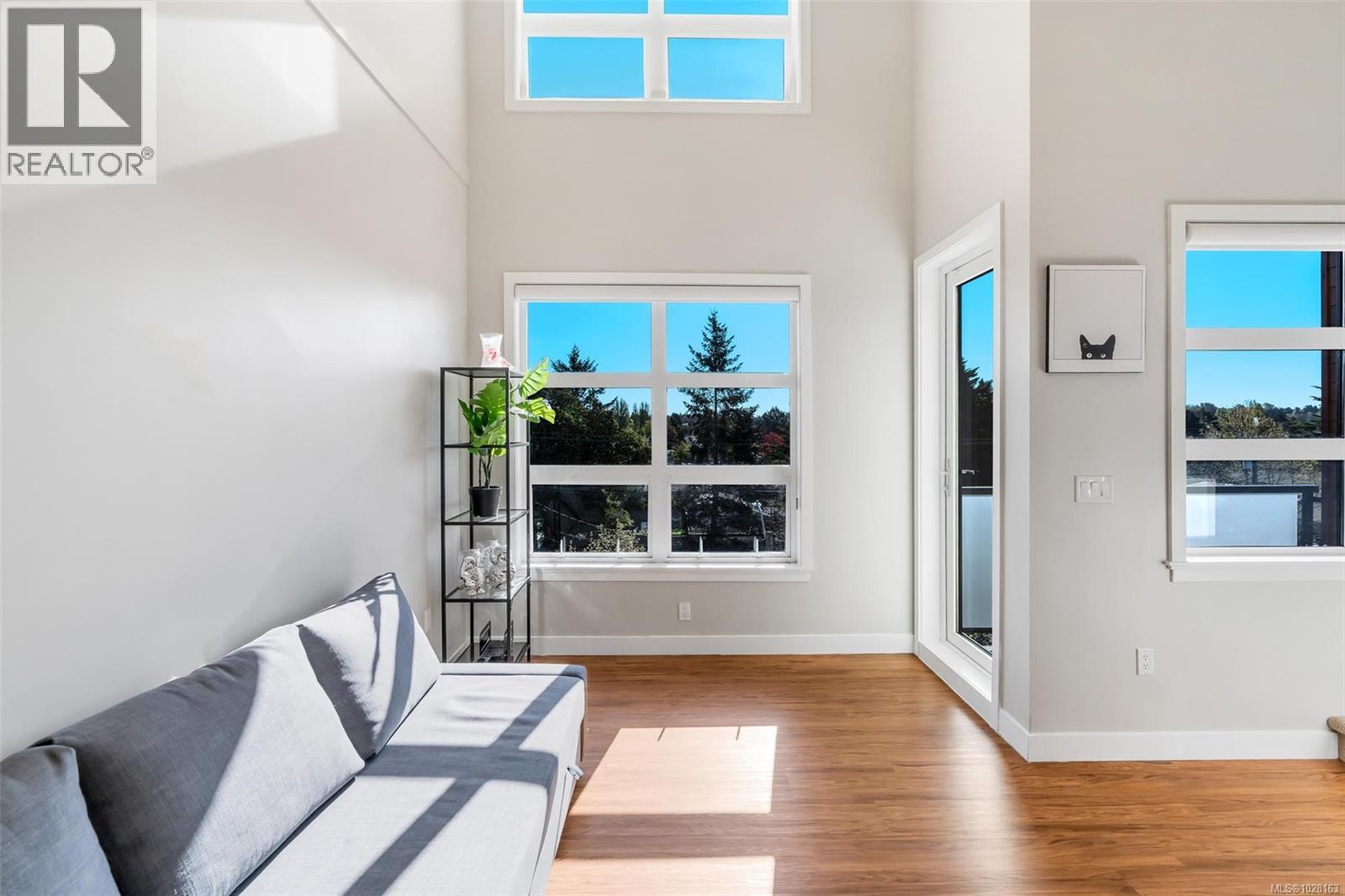 402 4000 Shelbourne St, Saanich, British Columbia  V8N 0B6 - Photo 4 - 1028163