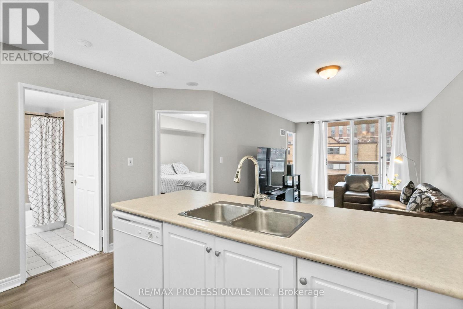 608 - 43 EGLINTON AVENUE E, Toronto, Ontario