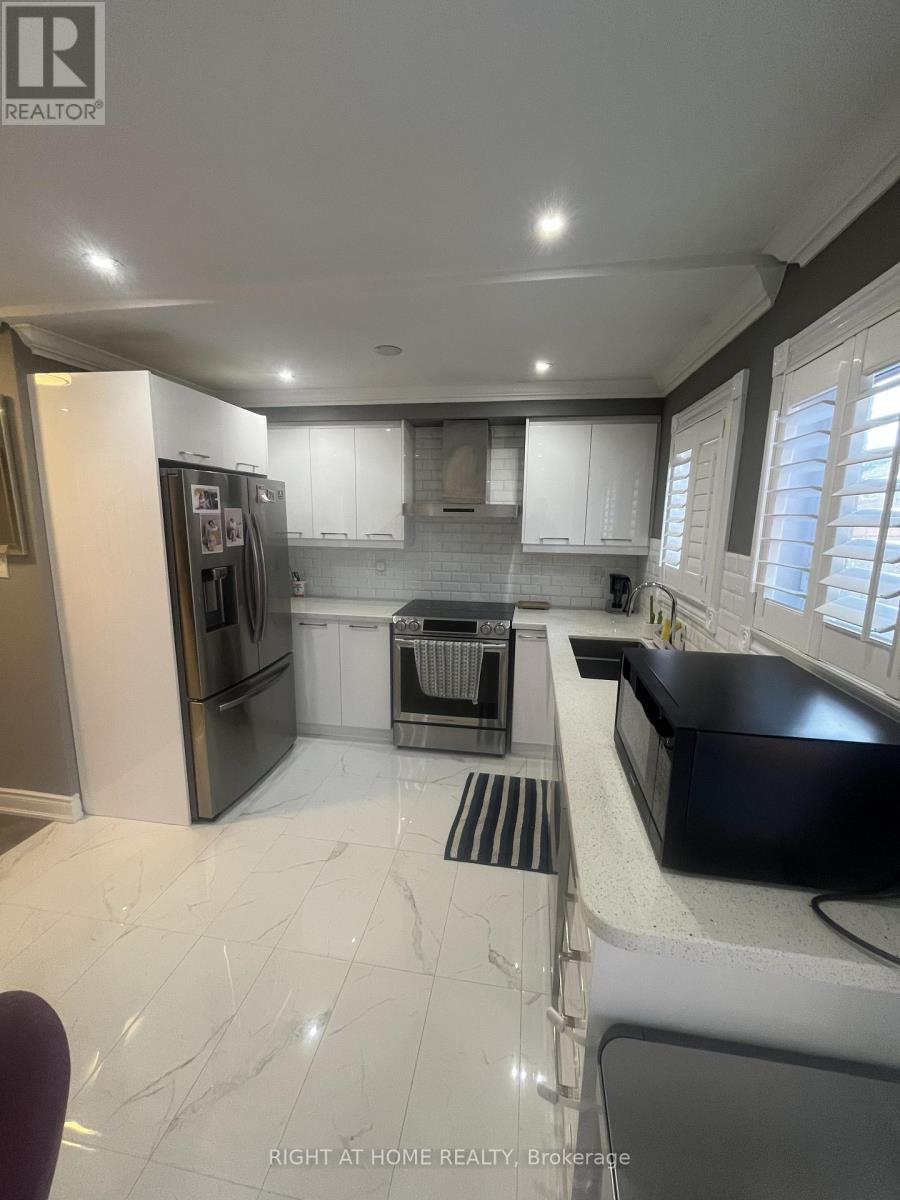 5266 Fairford Crescent, Mississauga, Ontario  L5V 1Z9 - Photo 4 - W12864282